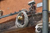 Des fils du réseau téléphonique non branchés