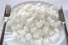 Une assiette remplie de morceaux de sucre blanc