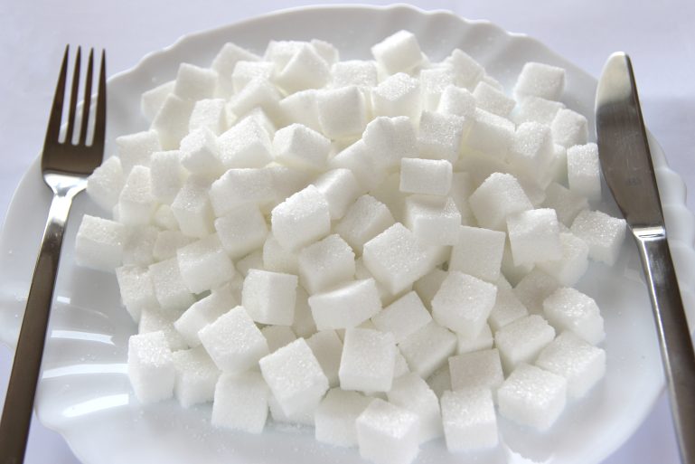 Une assiette remplie de morceaux de sucre blanc