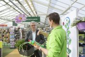 Un vendeur dans une jardinerie avec un client