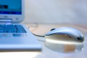 une souris d'ordinateur et un ordinateur
