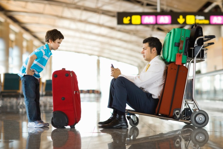 un homme et un enfant attendent à l'aéroport