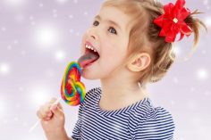 Une petite fille suce une sucette