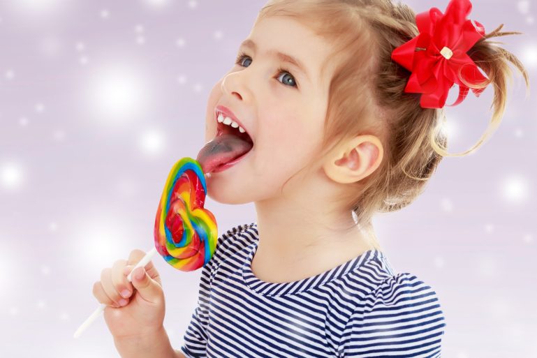 Une petite fille suce une sucette