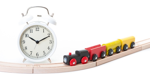 Un train jouet et un réveil