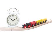 un train jouet et un réveil