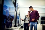 Un couple choisit un téléviseur grand écran