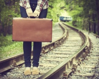 voyageuse sur les rails, valise à la main