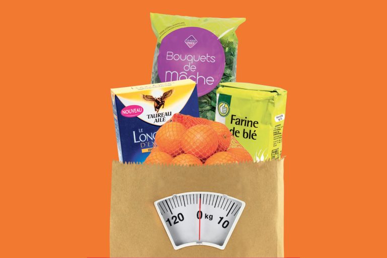 farine, riz, oranges et mâche sur une balance