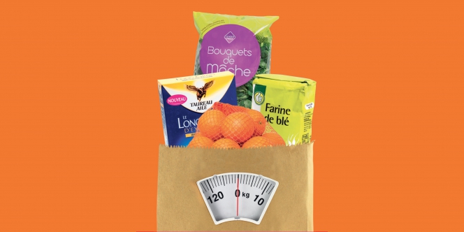 farine, riz, oranges et mâche sur une balance