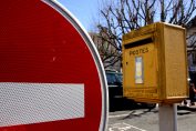 boîte aux lettres à côté d'un panneau de sens interdit