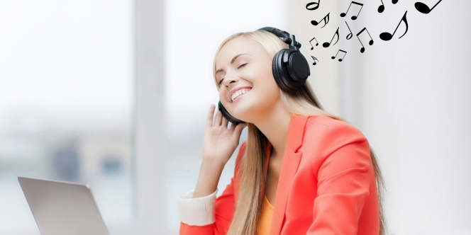 Une femme écoute de la musique avec son casque