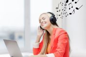 Une femme écoute de la musique au casque