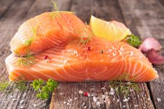 Deux tranches de saumon frais, citron, aneth, sel