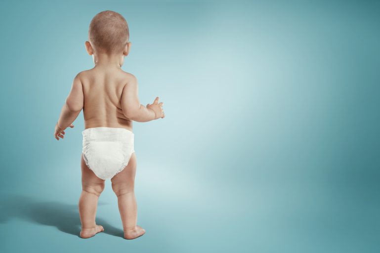 bébé portant des couches