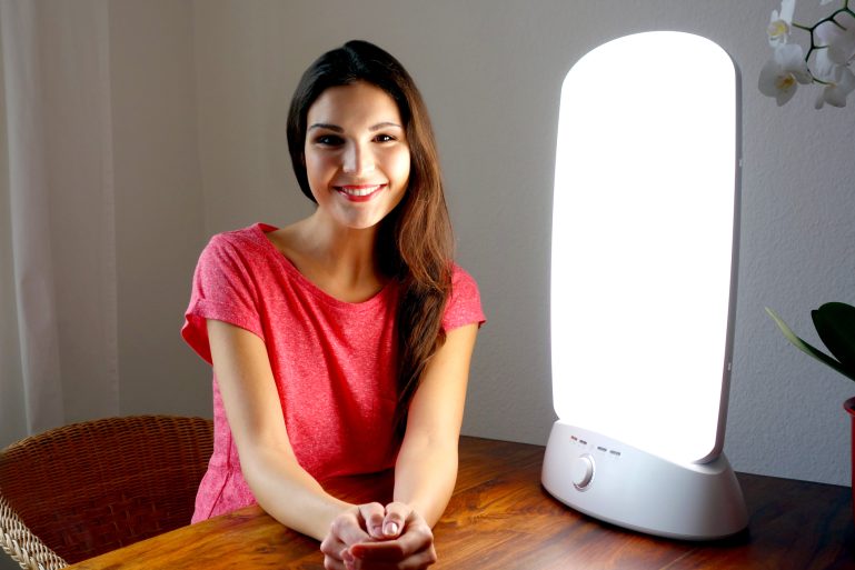 devant une lampe de luminothérapie