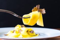 Une fourchette de pâtes aux truffes