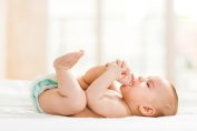 bébé portant une couche