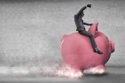 homme changeant de banque, à cheval sur une tirelire