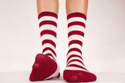 Des pieds habillés de chaussettes rayées rouge et blanc