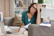 Une femme excédée à côté de sa calculette
