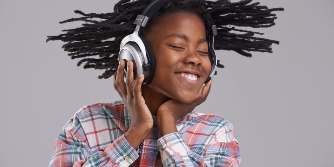 Une adolescente écoute de la musique au casque