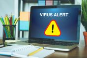 Un signal "virus alert" sur l'écran d'un ordinateur portable