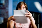 femme surprise en lisant sa facture EDF