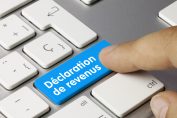 Un clavier d'ordinateur avec une touche "Déclarations de revenus"