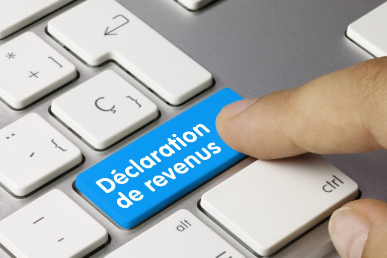 Un clavier d'ordinateur avec une touche "Déclarations de revenus"