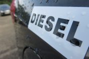 Mot diesel inscrit au-dessus d'un réservoir de voiture