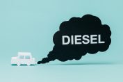 Un dessin d'une voiture en carton qui émet un gros nuage noir avec le mot Diesel