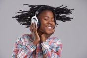 Une adolescente écoute de la musique au casque