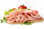 assiette avec des tranches de jambon