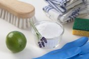 coupelle de bicarbonate entourée d'ustensiles de ménage