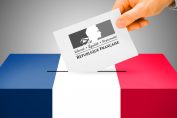 dépôt d'un bulletin de vote dans l'urne