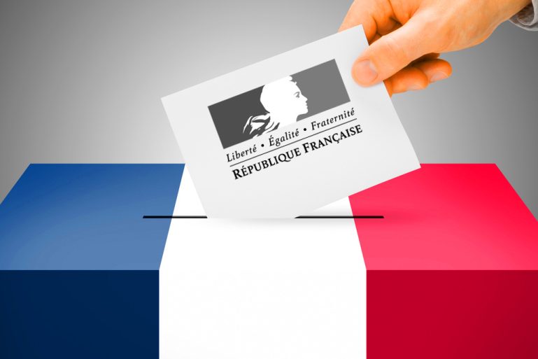 dépôt d'un bulletin de vote dans l'urne