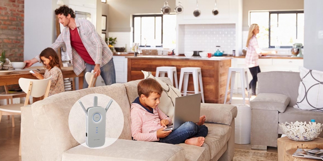 Une famille dans son salon avec un répéteur wifi