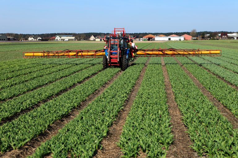épandage de pesticides dans un champ