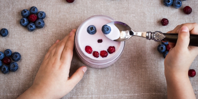 des fruits sur un yaourt