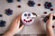 des fruits sur un yaourt