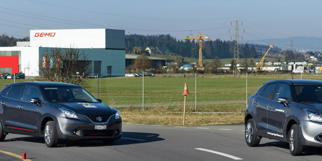 deux Baleno de Suzuki – une version essence, une hybride – roulent sur un circuit automobile
