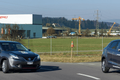 Deux suzuki Baleno – une essence, une hybride – roulent sur un circuit automobile