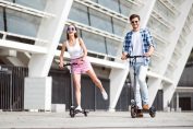 Un couple fait de la trottinette électrique