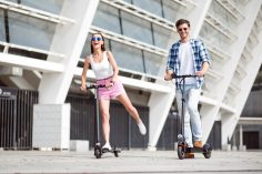 Un couple fait de la trottinette électrique