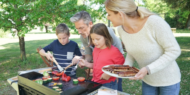 barbecue familial autour d'une plancha