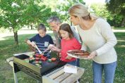 barbecue familial autour d'une plancha