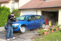 Un homme passe sa voiture au nettoyeur