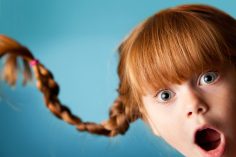 Une petite fille rousse à la couette virevoltante