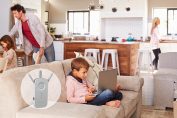Une famille dans son salon avec un répéteur wifi